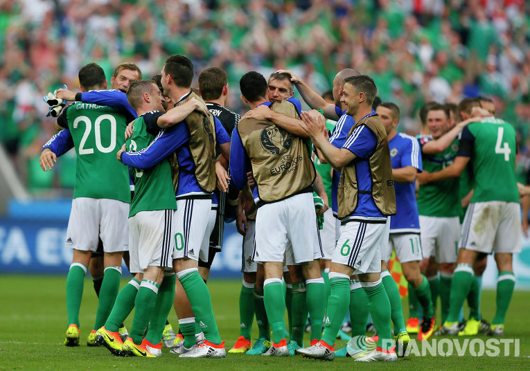 Игроки сборной Северной Ирландии радуются победе в матче группового этапа чемпионата Европы по футболу - 2016 между сборными командами Украины и Северной Ирландии