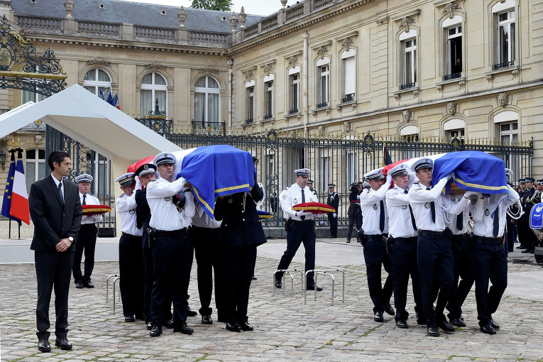 Похороны французского полицейского и его супруги, убитых террористом. 42-летний майор полиции был убит возле своего дома в Маньянвилле, примерно в 55 км от Парижа. Затем убийца зашел в дом и убил гражданскую жену офицера, которая также работала в полиции.