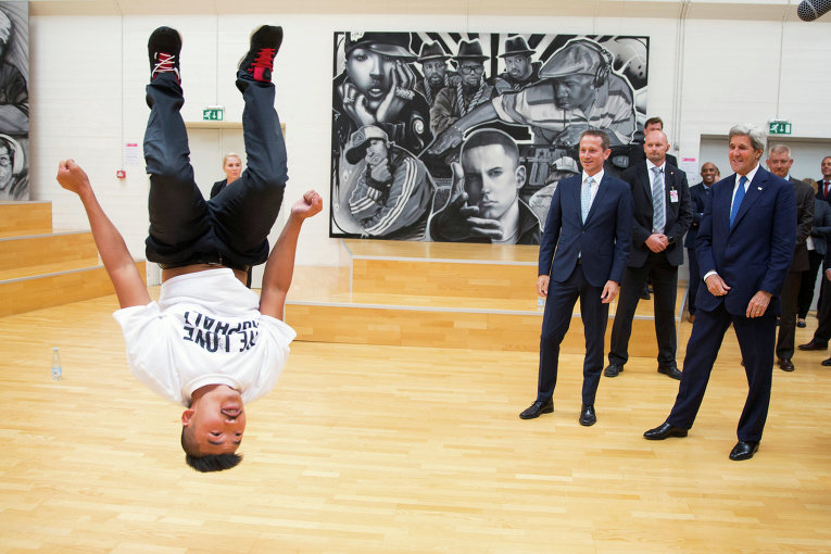 Госсекретарю США Джону Керри во время официального визита в Данию свое умение продемонстрировали брейк-дансеры