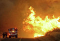 Пожарные борются с огнем в Калифорнии, США