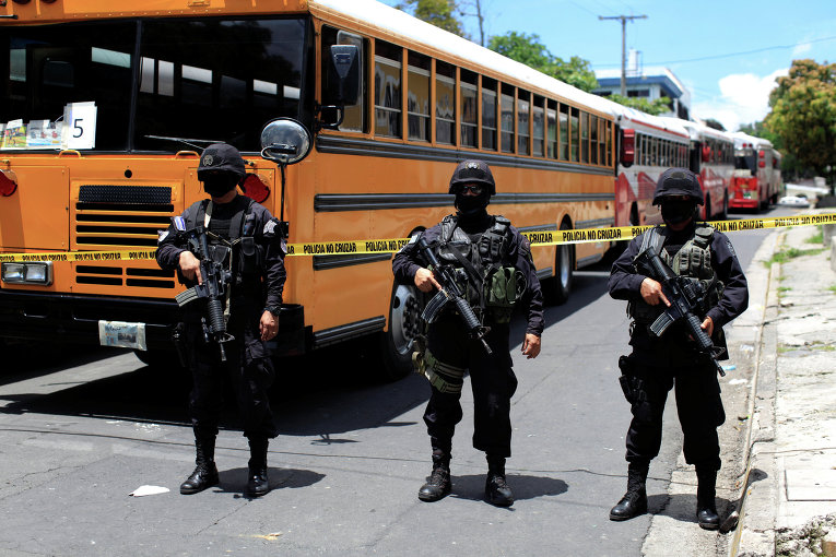 Полицейские в Сальвадоре охраняют автобус с заключенными криминальными авторитетами