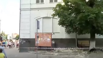 Обрушение карниза здания на Контрактовой площади в Киеве. Видео