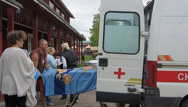 Сотрудники МЧС России и врачи скорой медицинской помощи на месте проведения поисково-спасательной операции в районе озера Сямозеро в Карелии