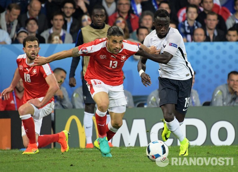 Игрок сборной Швейцарии Адмир Мехмеди, Рикардо Родригес и игрок сборной Франции Бакари Санья.