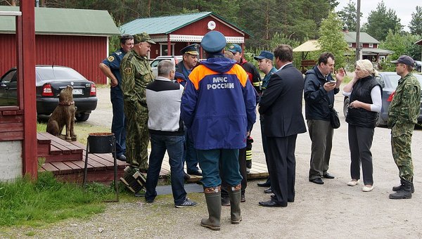 Сотрудники МЧС России на месте проведения поисково-спасательной операции в районе озера Сямозеро в Карелии.