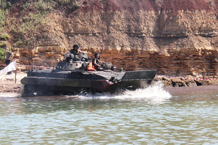 Курсанты Военной академии Одессы вывели боевую технику в море