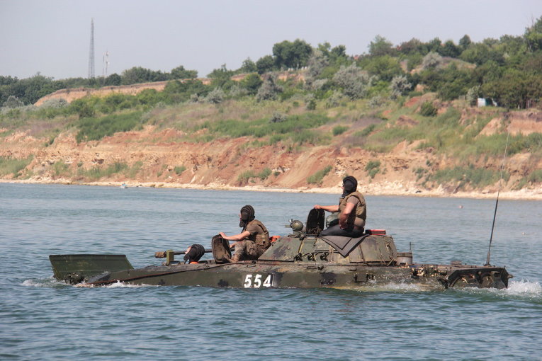 Курсанты Военной академии Одессы вывели боевую технику в море