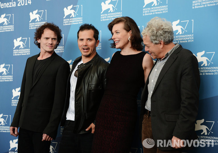 Актеры Антон Ельчин, Джон Легуизамо, Мила Йовович и режиссер Майкл Алмерейда (слева направо).