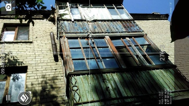 Последствия обстрела многоэтажки в Красногоровке