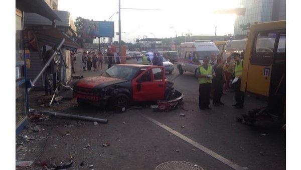 В Киеве авто влетело в остановку