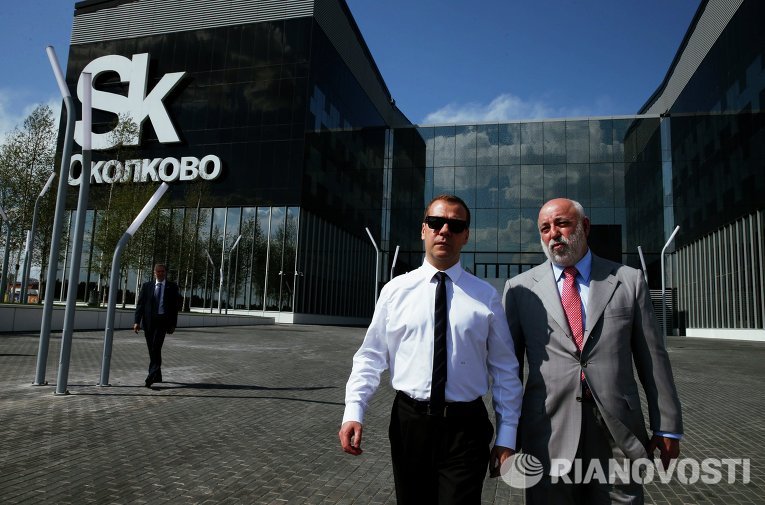 Медведев осмотрел территорию инновационного центра Сколково