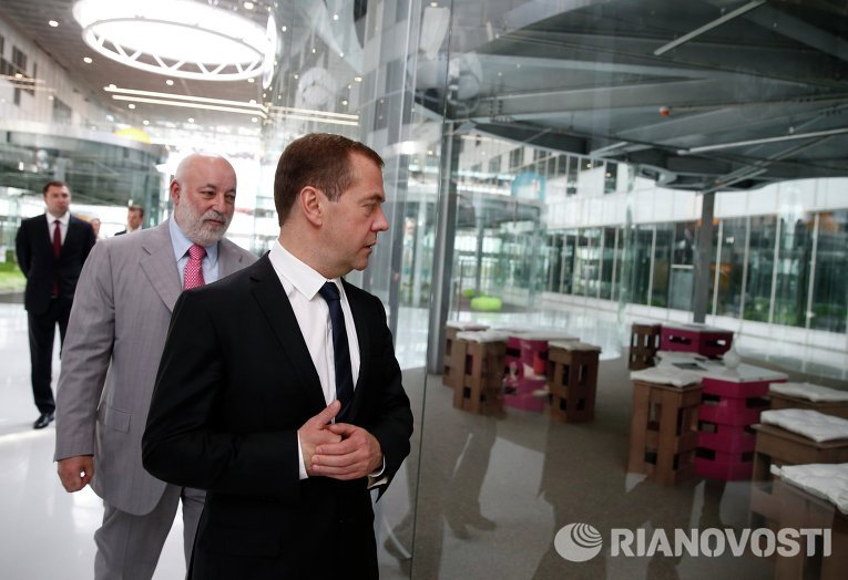 Медведев осмотрел территорию инновационного центра Сколково