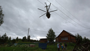 Вертолет МЧС РФ на месте проведения поисково-спасательной операции в районе озера Сямозеро в Карелии.