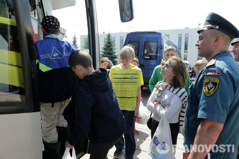 Спецборт МЧС доставил в Москву детей из Карелии
