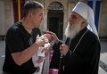 Патриарх Сербский Ириней благословляет ребенка во время Всеправославного собора на Крите