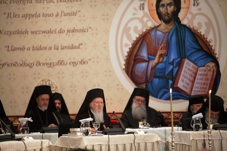 Вселенский Патриарх Варфоломей I (в центре) и другие патриархи в ходе Всеправославного собора на Крите