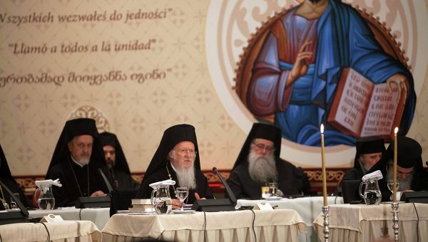 Вселенский Патриарх Варфоломей I (в центре) и другие патриархи в ходе Всеправославного собора на Крите