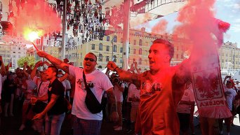 Польские фанаты жгут файеры в Марселе перед матчем между сборными Украины и Польши