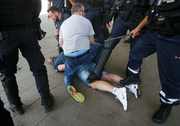 Задержания в Марселе после драки между фанатами сборных Украины и Польши