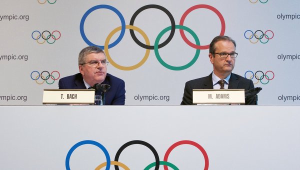Президент Международного олимпийского комитета Томас Бах (слева) и директор по коммуникациям МОК Марк Адамс на пресс-конференции