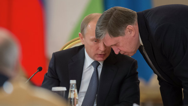 Президент России Владимир Путин (слева) и помощник президента РФ Юрий Ушаков. Архивное фото