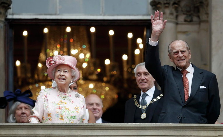 Королева Великобритании Елизавета и принц Филипп во время визита в Ливерпуль, Великобритания