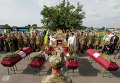 Украинские военнослужащие принимают участие в церемонии перезахоронения останков воинов Красной Армии, погибших во Второй мировой войне в Барышеве, Украина