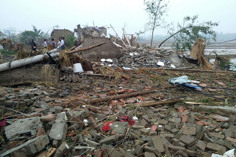 Уничтоженный торнадо дом в Китае
