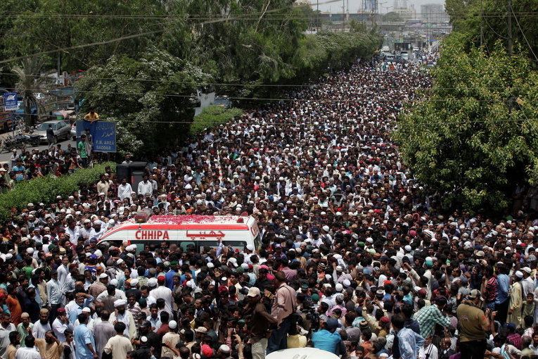 Тысячи людей на похоронах Амжада Сабри, убитого в Карачи, Пакистан