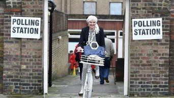 Женщина выезжает из избирательного участка на референдуме об отсоединении Британии от Европейского Союза в Челси, Лондон