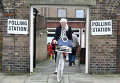 Женщина выезжает из избирательного участка на референдуме об отсоединении Британии от Европейского Союза в Челси, Лондон