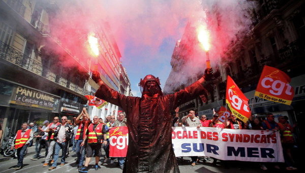 Демонстрация в знак протеста против предложенных реформ трудового законодательства правительством в Марселе, Франция