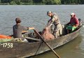 Нардепы работают в комитетах и с избирателями, а Ляшко ловит рыбу в Дунае. Видео