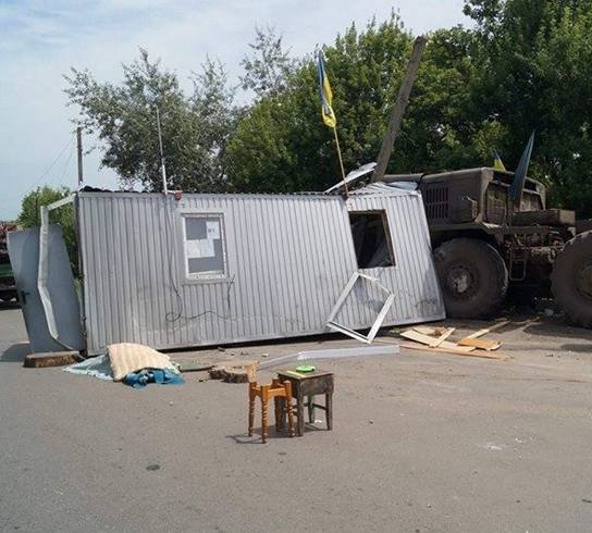 Военный тягач влетел в блокпост близ Лисичанска, один погибший