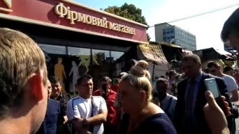 Владельцы киосков перекрыли проспект Победы в Киеве. Видео