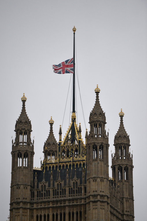 Флаг Великобритании над зданием парламента приспущен по случаю похорон Тэтчер