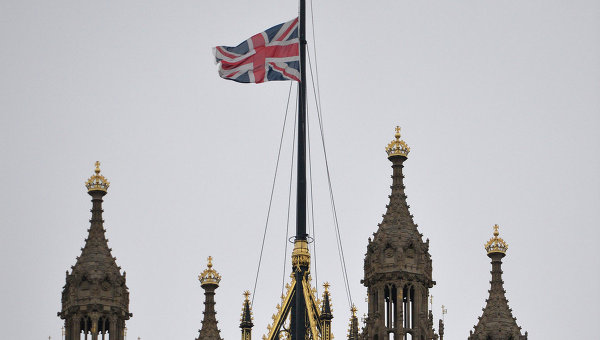 Флаг Великобритании над зданием парламента