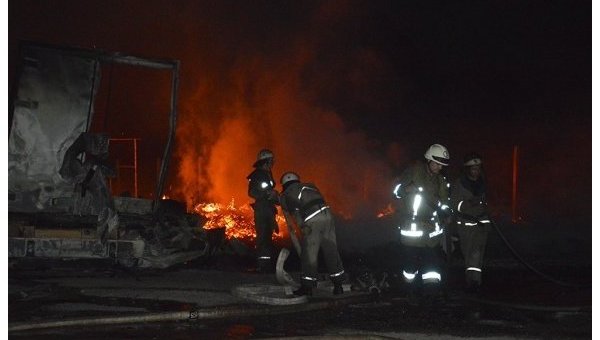 Пожар в Днепре уничтожил два микроавтобуса и два грузовика