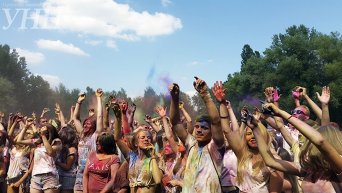 В Киеве прошел Фестиваль красок Холи