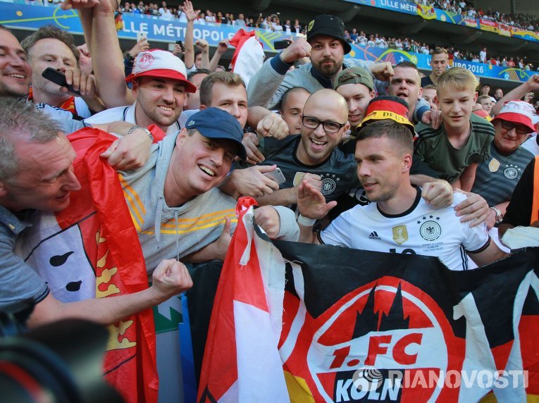 Игрок сборной Германии Лукас Подольски фотографируется с болельщиками после окончания матча 1/8 финала чемпионата Европы по футболу - 2016 между сборными командами Германии и Словакии