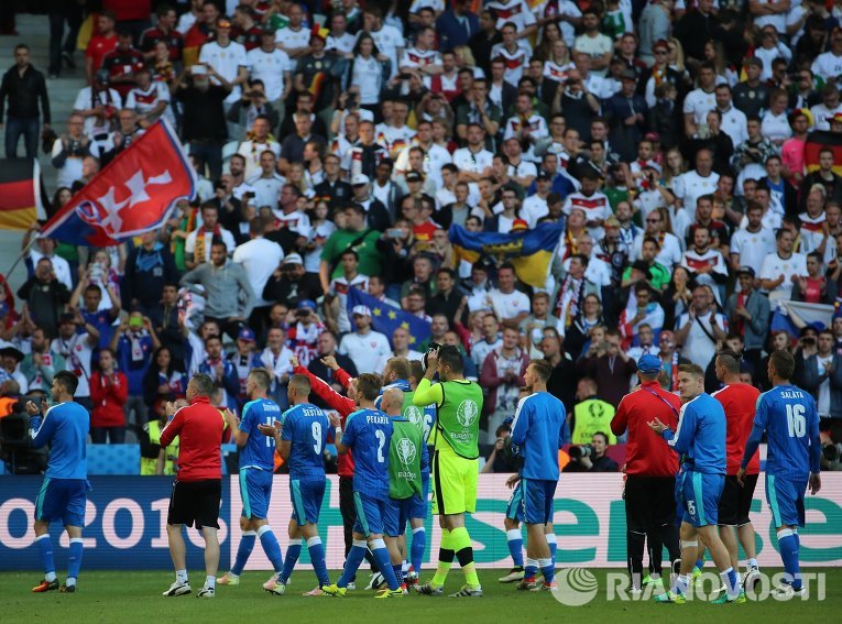 Игроки сборной Словакии приветствуют болельщиков после окончания матча 1/8 финала чемпионата Европы по футболу - 2016 между сборными командами Германии и Словакии