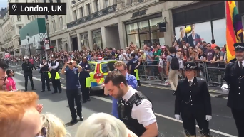 Гей-парад в Лондоне: полицейский покинул оцепление ради бойфренда. Видео