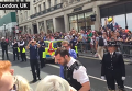 Гей-парад в Лондоне: полицейский покинул оцепление ради бойфренда. Видео