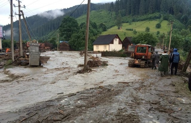 На Закарпатье селевой поток с Говерлы затопил села: кадры с места ЧП