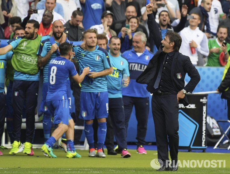 Главный тренер сборной Италии Антонио Конте и игроки команды радуются победе в матче
