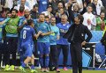 Главный тренер сборной Италии Антонио Конте и игроки команды радуются победе в матче