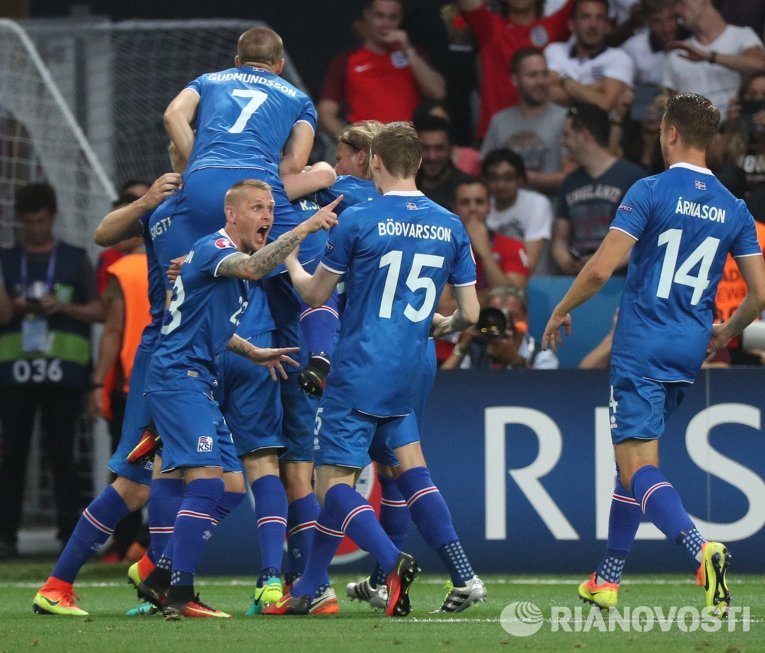 Игроки сборной Исландии радуются забитому мячу.