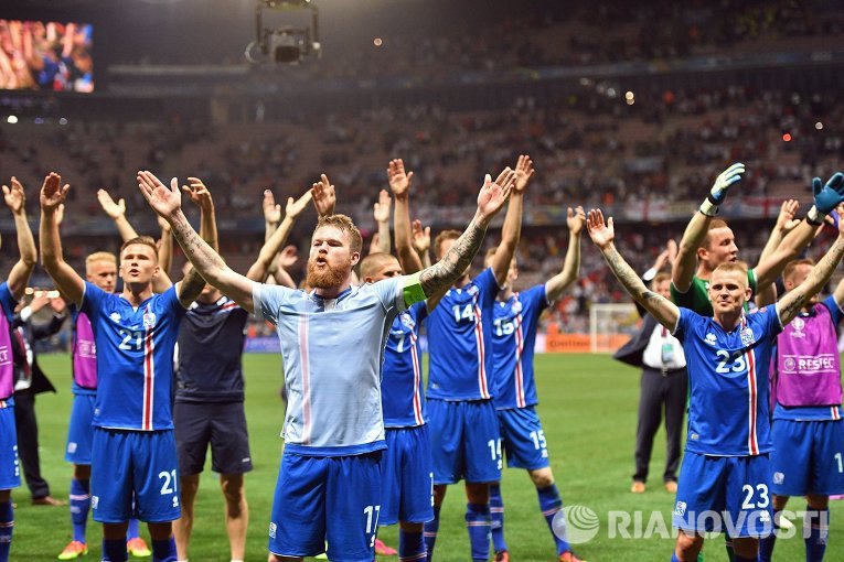 Игроки сборной Исландии радуются победе.