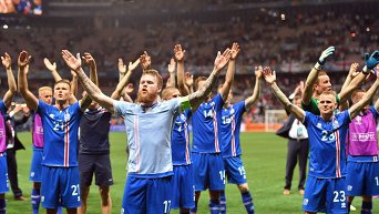 Игроки сборной Исландии радуются победе.
