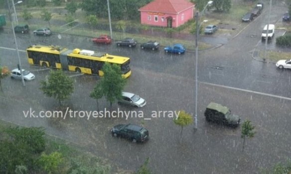 В Киеве затопило Троещину